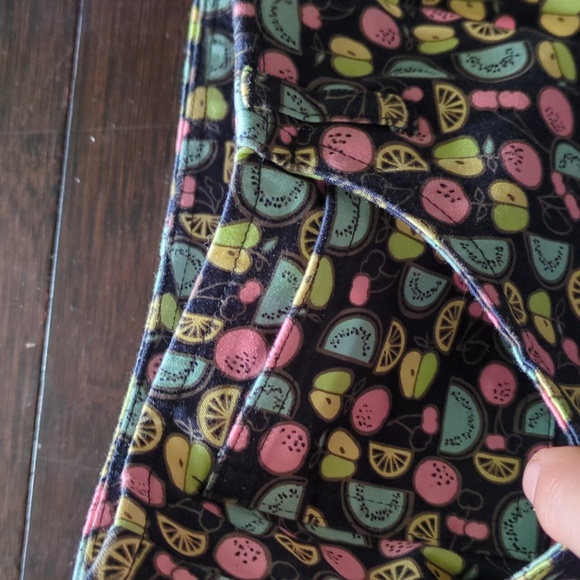 Talbots Stretch Womens Cropped Pants Size 12 Black w/ Stylized Fruit Print 1732 - Picture 3 of 6